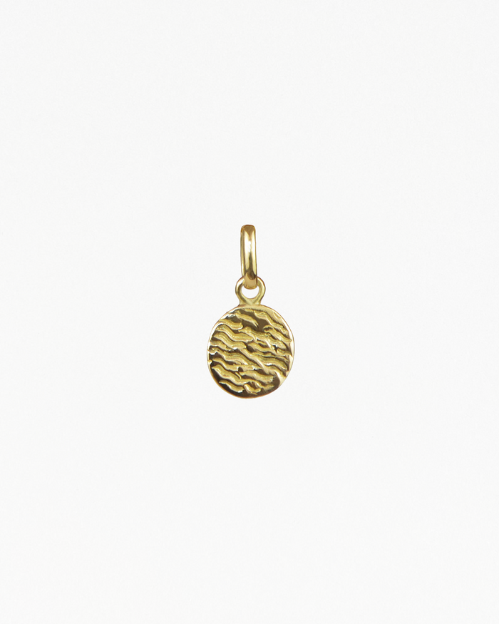 La Mer yellow gold medaillon
